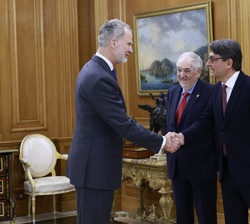 Su Majestad el Rey saluda al presidente del Tribunal Europeo de Derechos Humanos, Mattias Guyomar